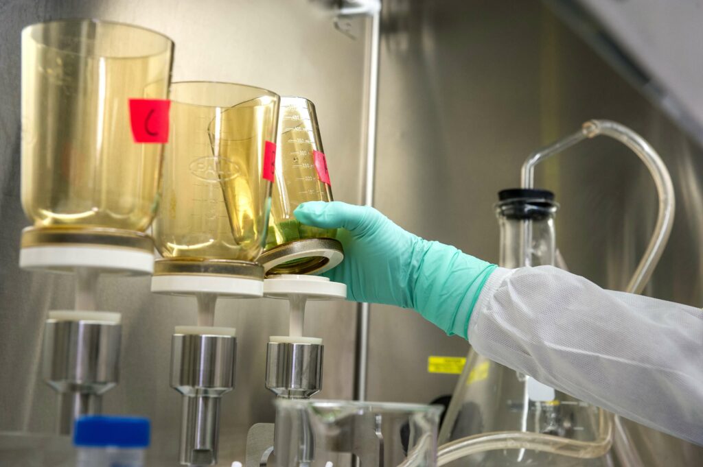 laboratorio pulloja, joilla tutkitaan kemikaaleja vedessä.