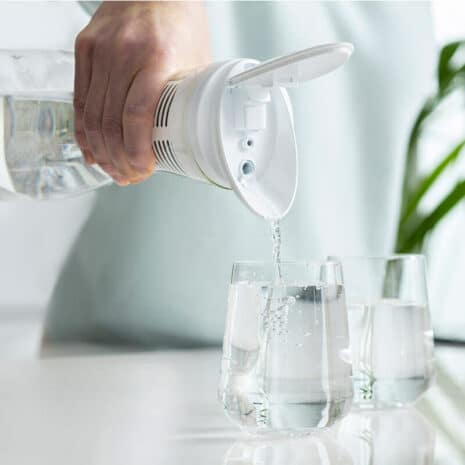 AQVA Glas suodatinkannulla parannat juomavetesi laatua ja makua helposti ja nopeasti.