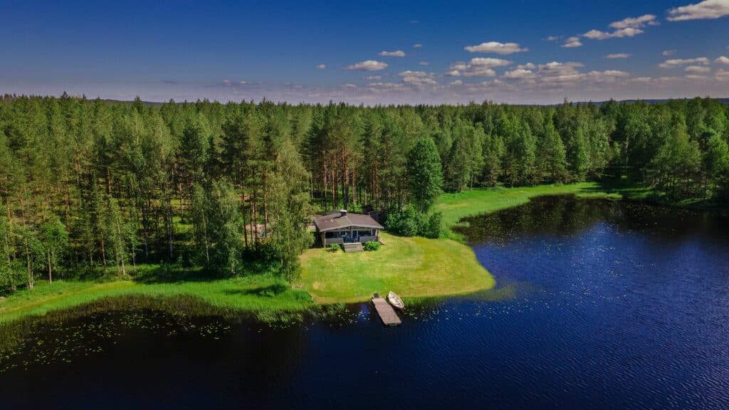 Suomalainen puhdasvetinen järvimaisema ilman sinilevää.